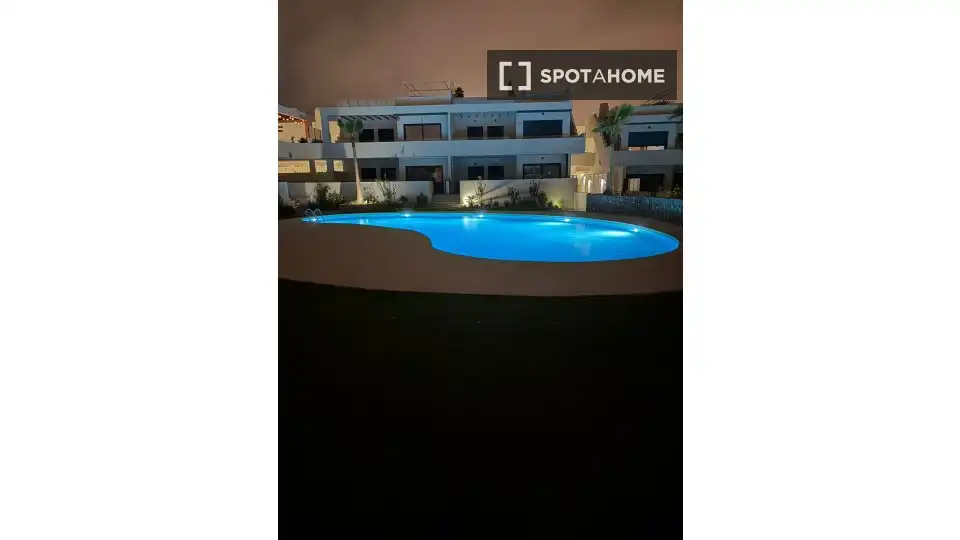 Piscina de Apartament per a compartir en Torrevieja amb Aire condicionat, Calefacció i Terrassa