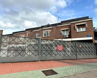 Vista exterior de Casa o xalet en venda en Móstoles amb Calefacció i Piscina comunitària