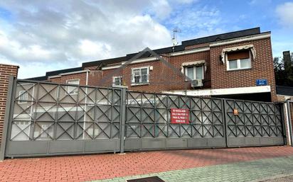 Vista exterior de Casa o xalet en venda en Móstoles amb Calefacció i Piscina comunitària