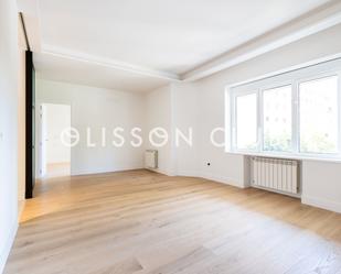 Living room of Flat for sale in  Madrid Capital  with Air Conditioner, Heating and Storage room