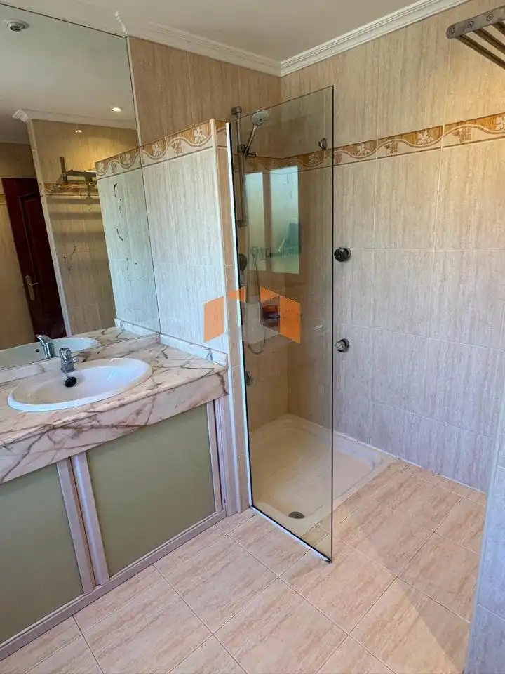 Baño de Casa o chalet en venta en Vigo  con Calefacción, Jardín privado y Parquet