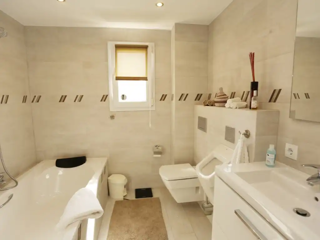 Badezimmer von Wohnungen zur Miete in Calvià mit Klimaanlage und Schwimmbad