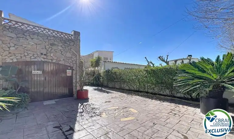 Vista exterior de Casa o chalet en venta en Empuriabrava con Aire acondicionado, Piscina y Amueblado