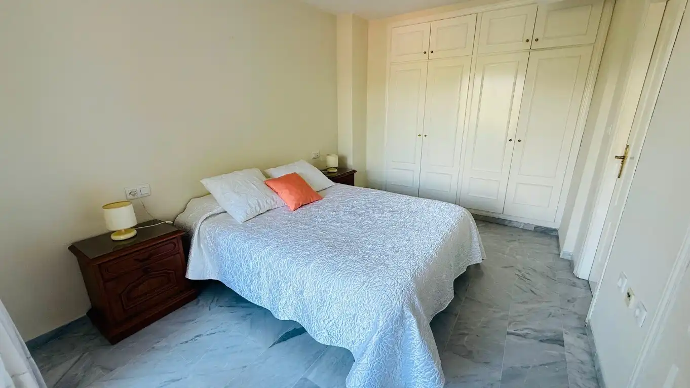 Schlafzimmer von Wohnung zur Miete in Marbella mit Klimaanlage, Terrasse und Möbliert