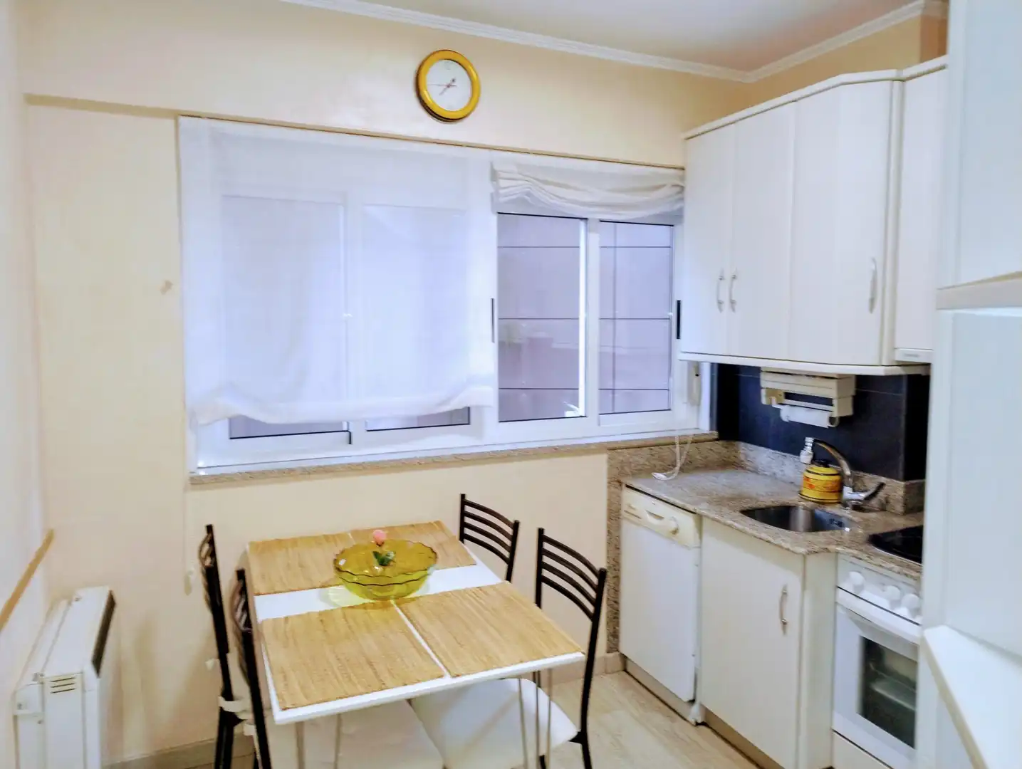 Kitchen of Flat for rent in Santiago de Compostela   with Heating, Furnished and Oven