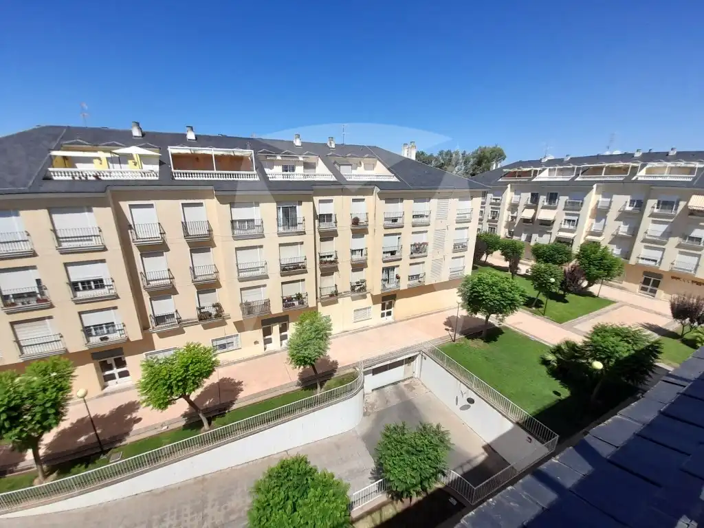 Vista exterior de Àtic de lloguer en Badajoz amb Aire condicionat, Terrassa i Moblat