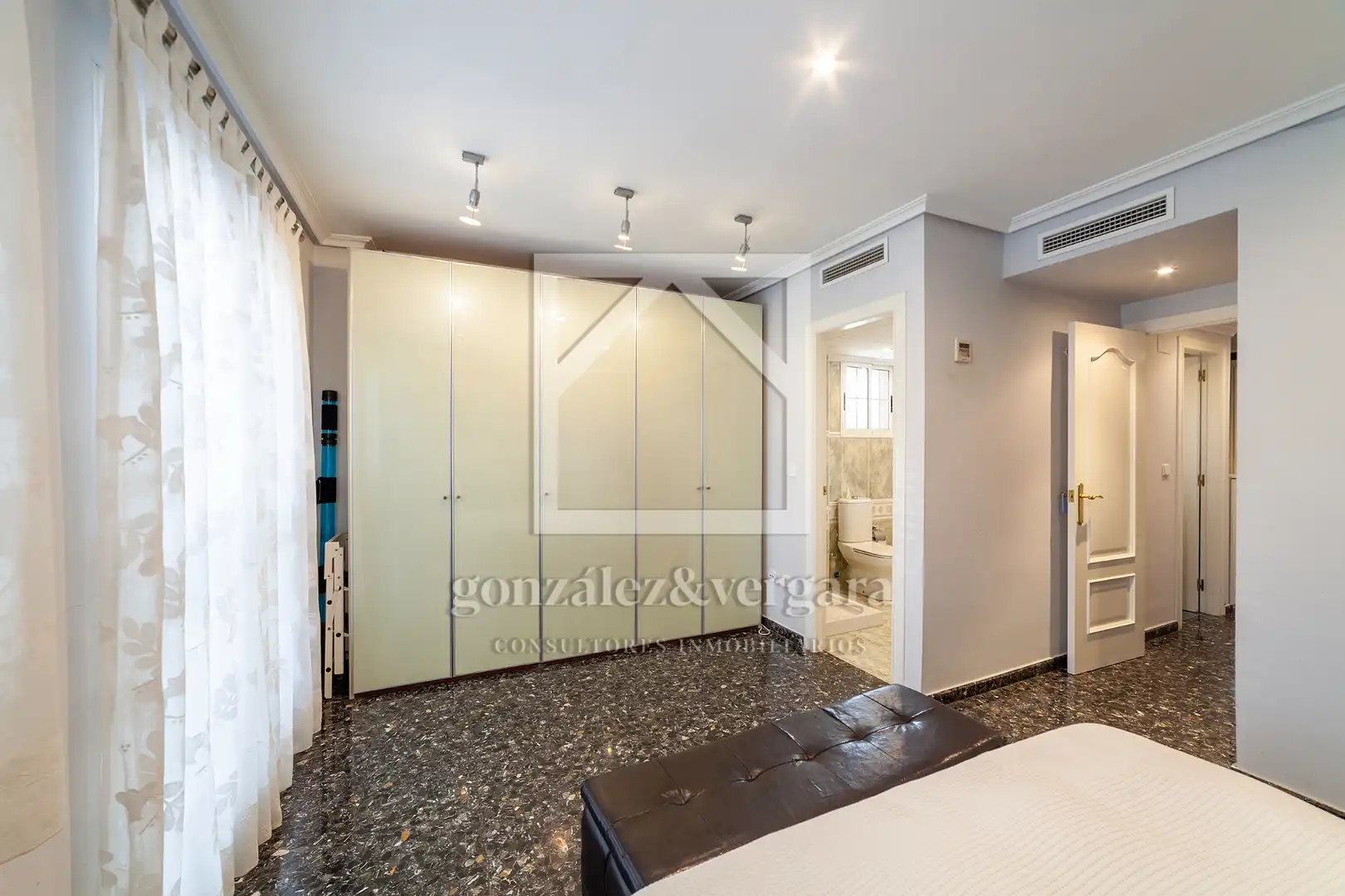 Habitación de Casa adosada en venta en Alzira con Aire acondicionado, Calefacción y Terraza