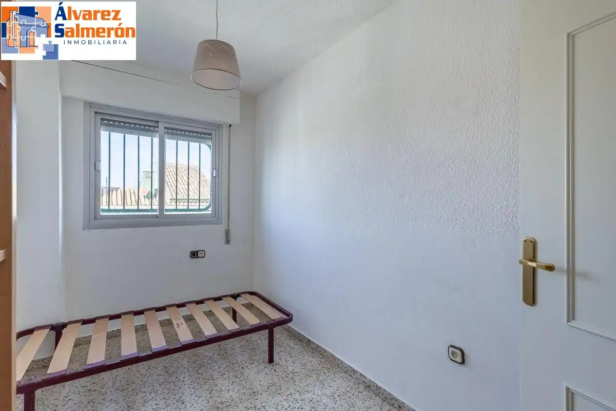 Bedroom of Flat for sale in Granada  with Air Conditioner, Heating and Terrace
