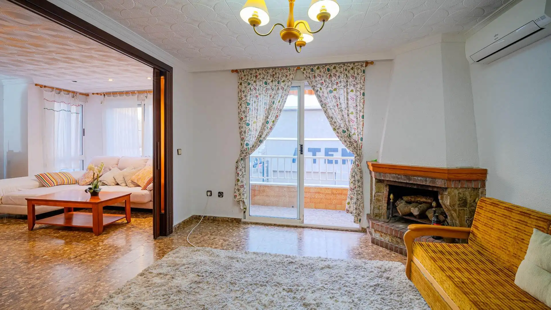 Sala de estar de Casa adosada en venta en Torrevieja con Jardín privado, Terraza y Amueblado