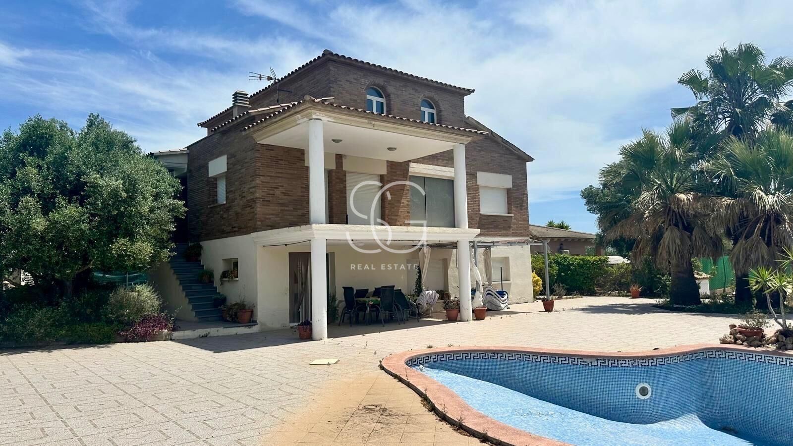 Vista exterior de Casa o xalet en venda en El Vendrell amb Aire condicionat, Calefacció i Jardí privat