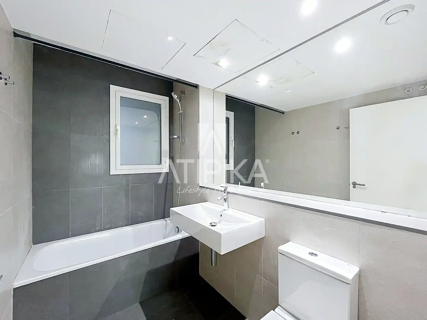 Badezimmer von Wohnung zum Verkauf in Barcelona mit Klimaanlage, Parkett und Terrasse