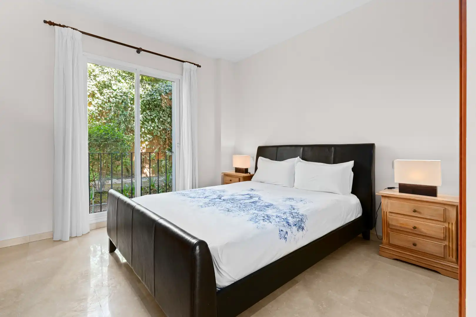 Schlafzimmer von Erdgeschoss zum Verkauf in Benahavís mit Klimaanlage, Terrasse und Abstellraum