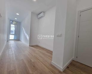 Bedroom of Flat for sale in  Madrid Capital  with Air Conditioner and Alarm