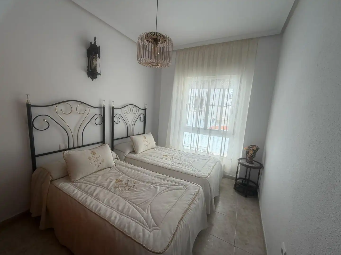 Habitación de Casa adosada en venta en Cáceres con Terraza, Trastero y Amueblado