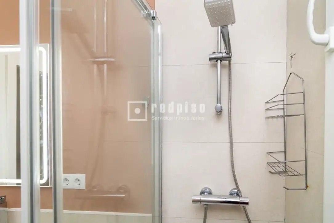 Bathroom of Flat for rent in Madrid  with Air Conditioner, Heating and Parquet flooring