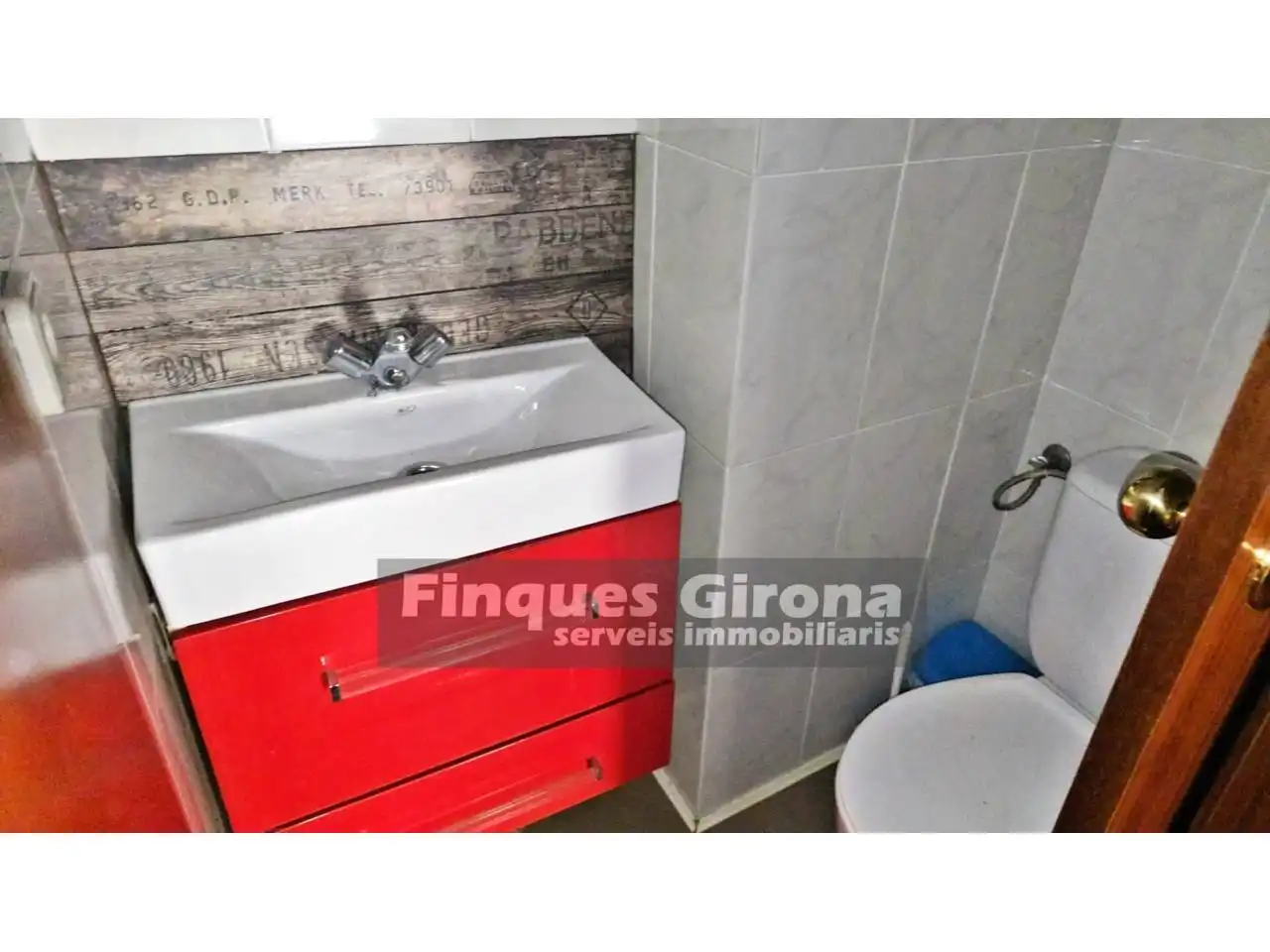 Bany de Pis en venda en Girona amb Calefacció, Parquet i Balcó