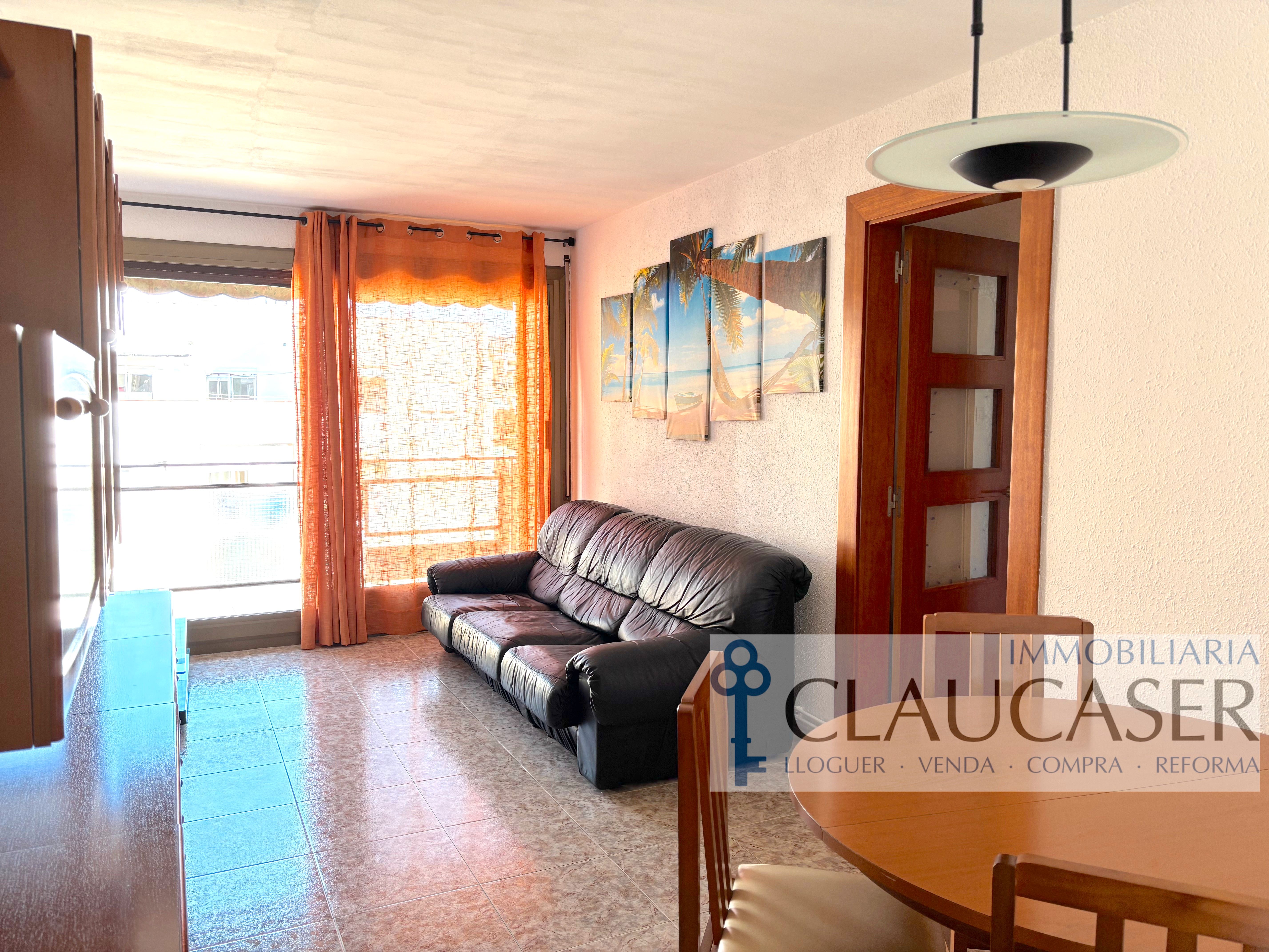 Sala d'estar de Apartament en venda en Badalona amb Calefacció, Moblat i TV