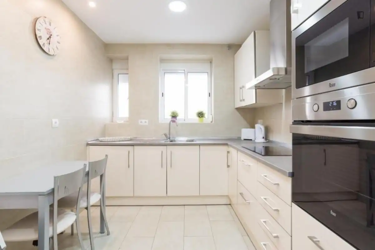 Cuina de Apartament de lloguer en Málaga amb Aire condicionat, Moblat i Forn