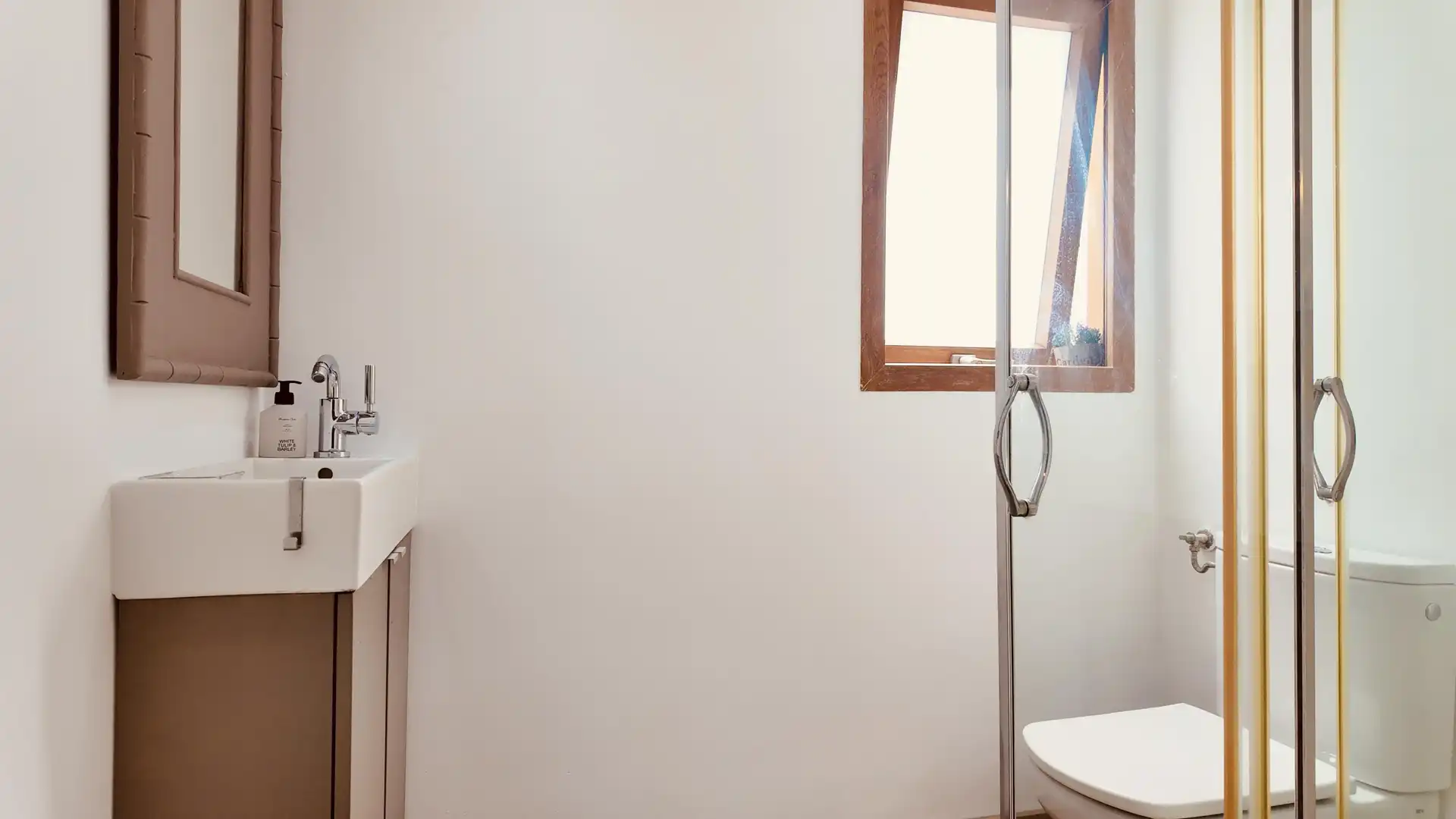 Baño de Casa adosada en venta en Marbella con Jardín privado, Alarma y Piscina comunitaria