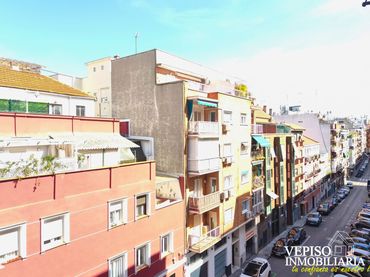 Pis amb balcó en venda a Calle de la Constancia