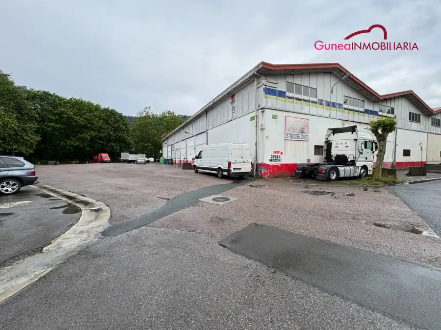 Parkplatz von Fabrikhallen zur Miete in Lezo
