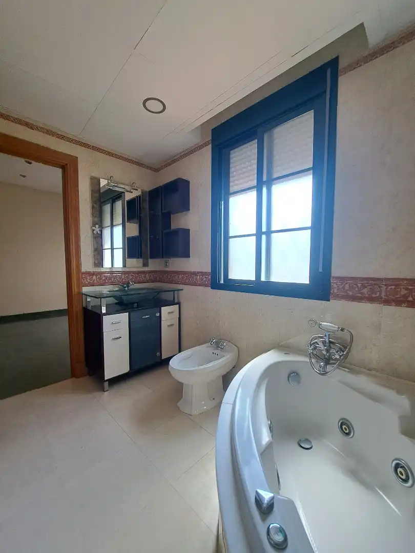 Bany de Casa o xalet en venda en Dos Hermanas amb Aire condicionat, Terrassa i Forn