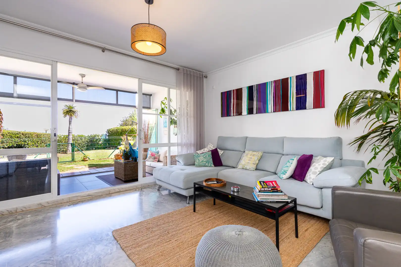 Sala d'estar de Casa adosada en venda en Mijas amb Aire condicionat, Jardí privat i Terrassa