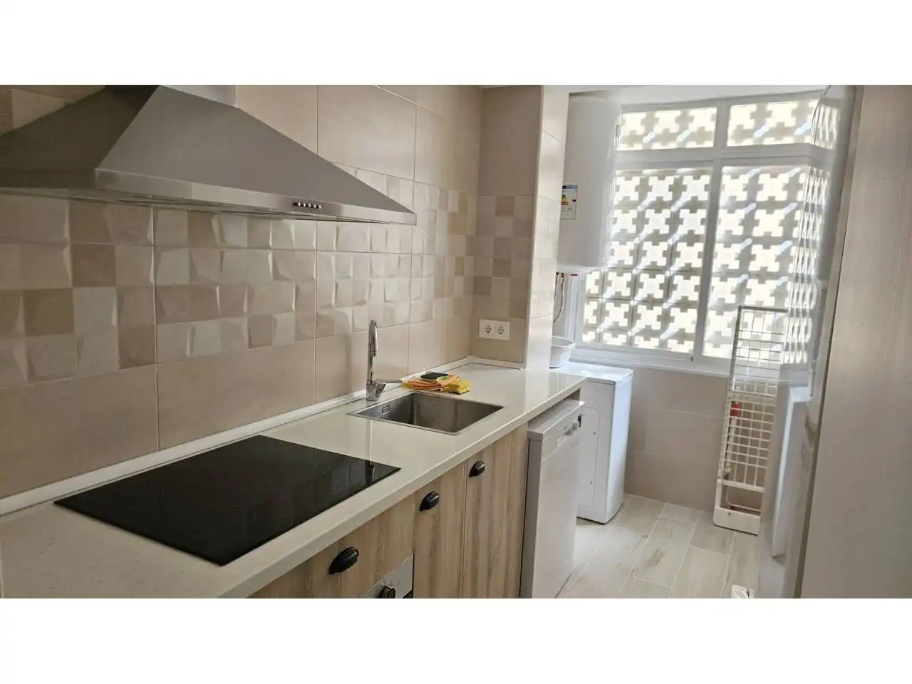 Cocina de Piso de alquiler en Vilanova i la Geltrú con Jardín privado, Terraza y Amueblado