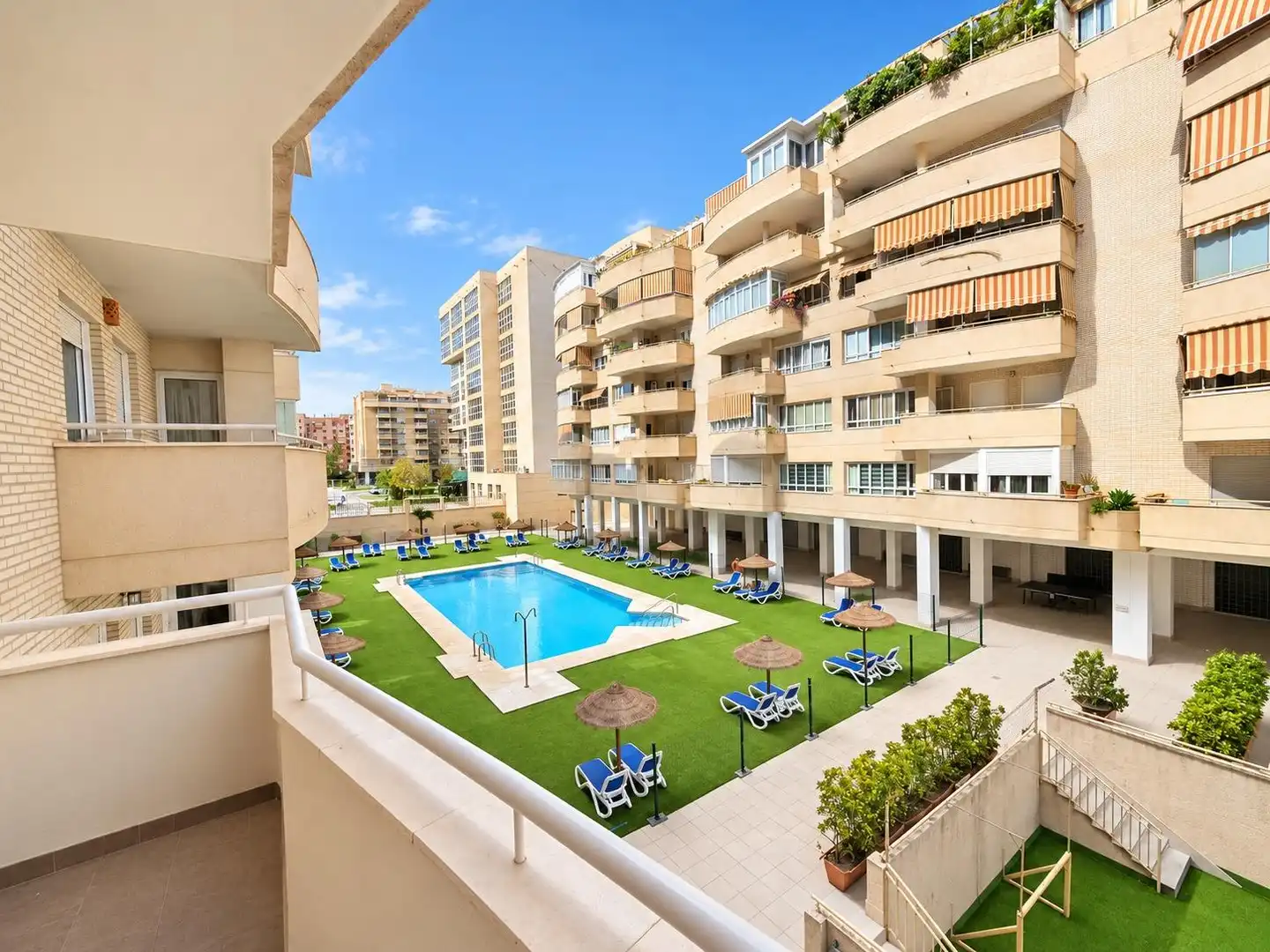 Vista exterior de Piso de alquiler en Málaga con Terraza, Amueblado y Piscina comunitaria