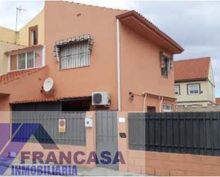 Vista exterior de Casa o xalet en venda en Las Ventas de Retamosa amb Piscina