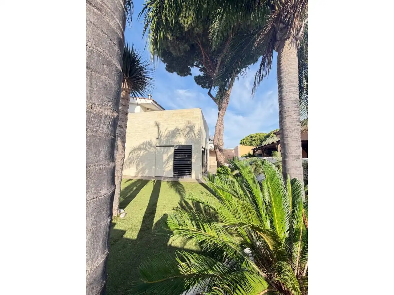Vista exterior de Casa o xalet en venda en Chiclana de la Frontera amb Aire condicionat, Jardí privat i Terrassa