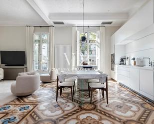 Menjador de Apartament de lloguer en  Barcelona Capital amb Aire condicionat, Terrassa i Moblat