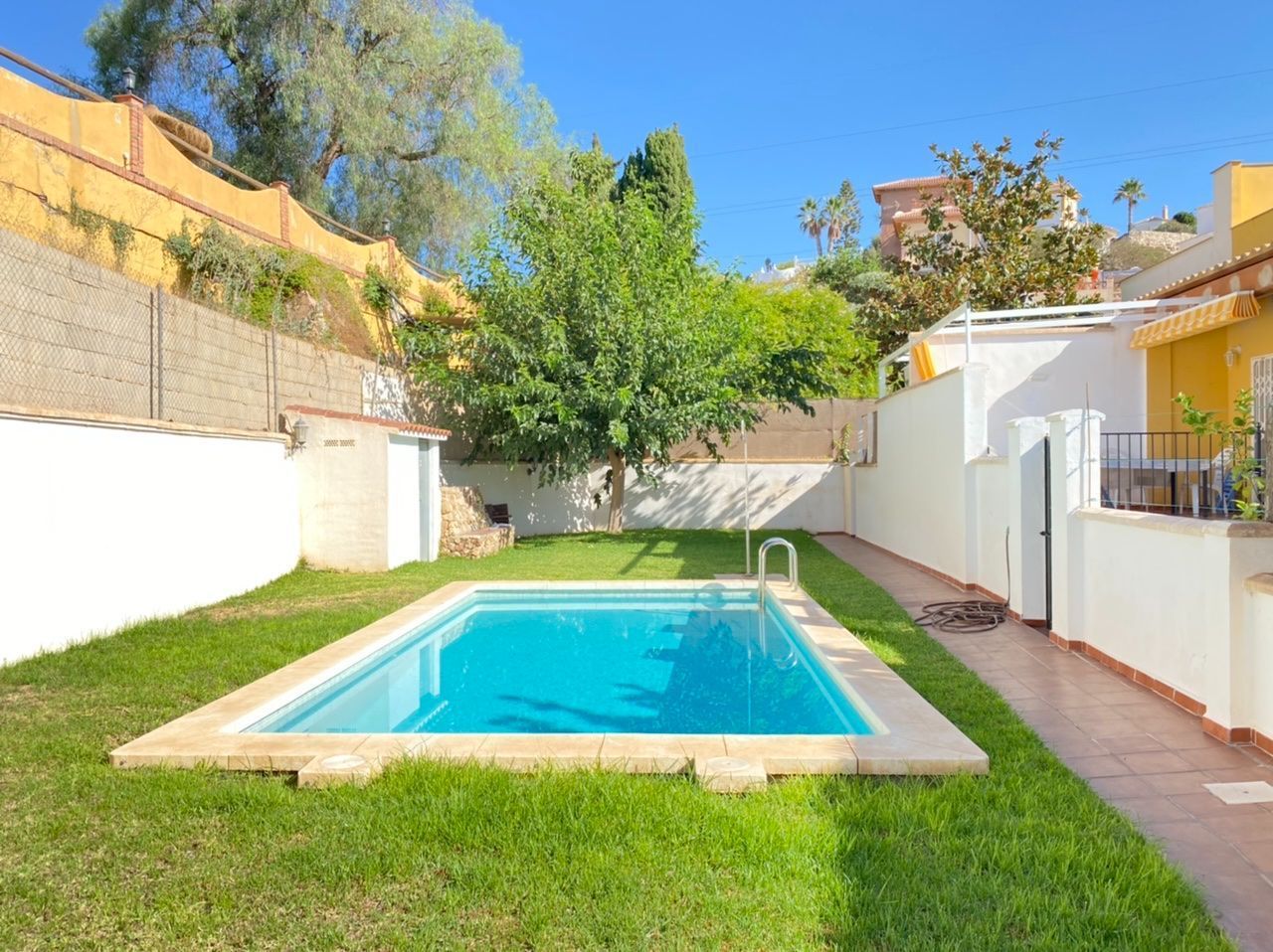 Piscina de Casa o xalet en venda en Torrox amb Jardí privat i Piscina comunitària