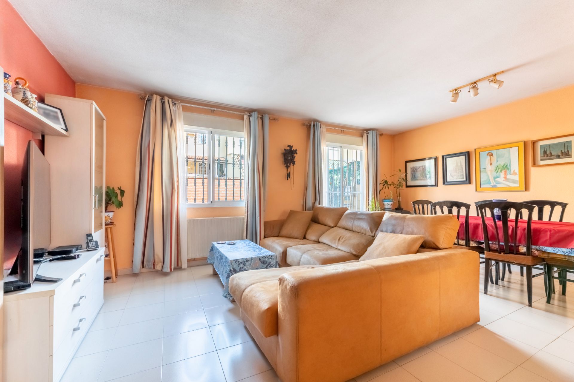 Sala d'estar de Casa adosada en venda en Navalcarnero amb Calefacció, Jardí privat i Terrassa