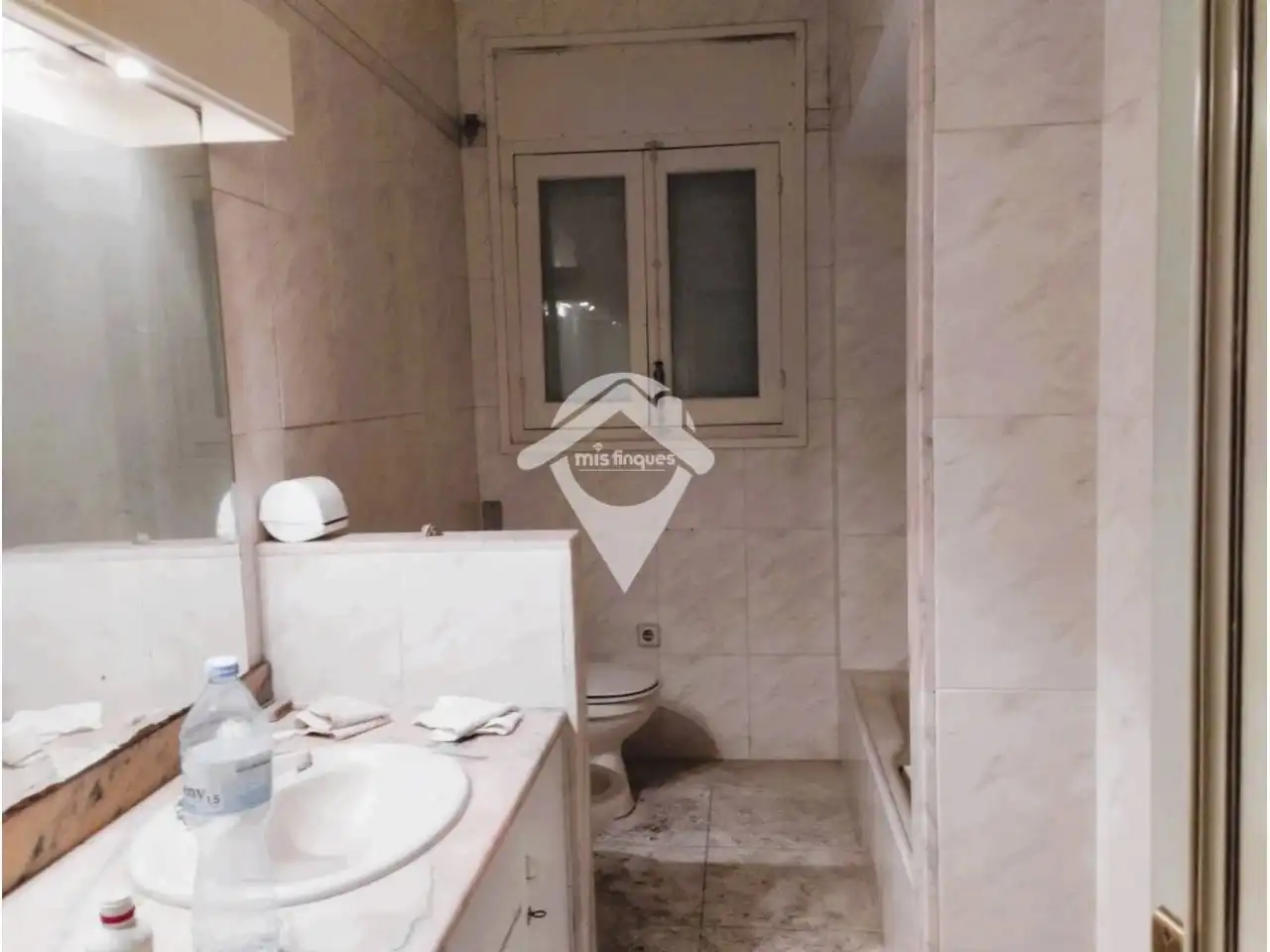 Badezimmer von Gebäude zur Miete in Sabadell