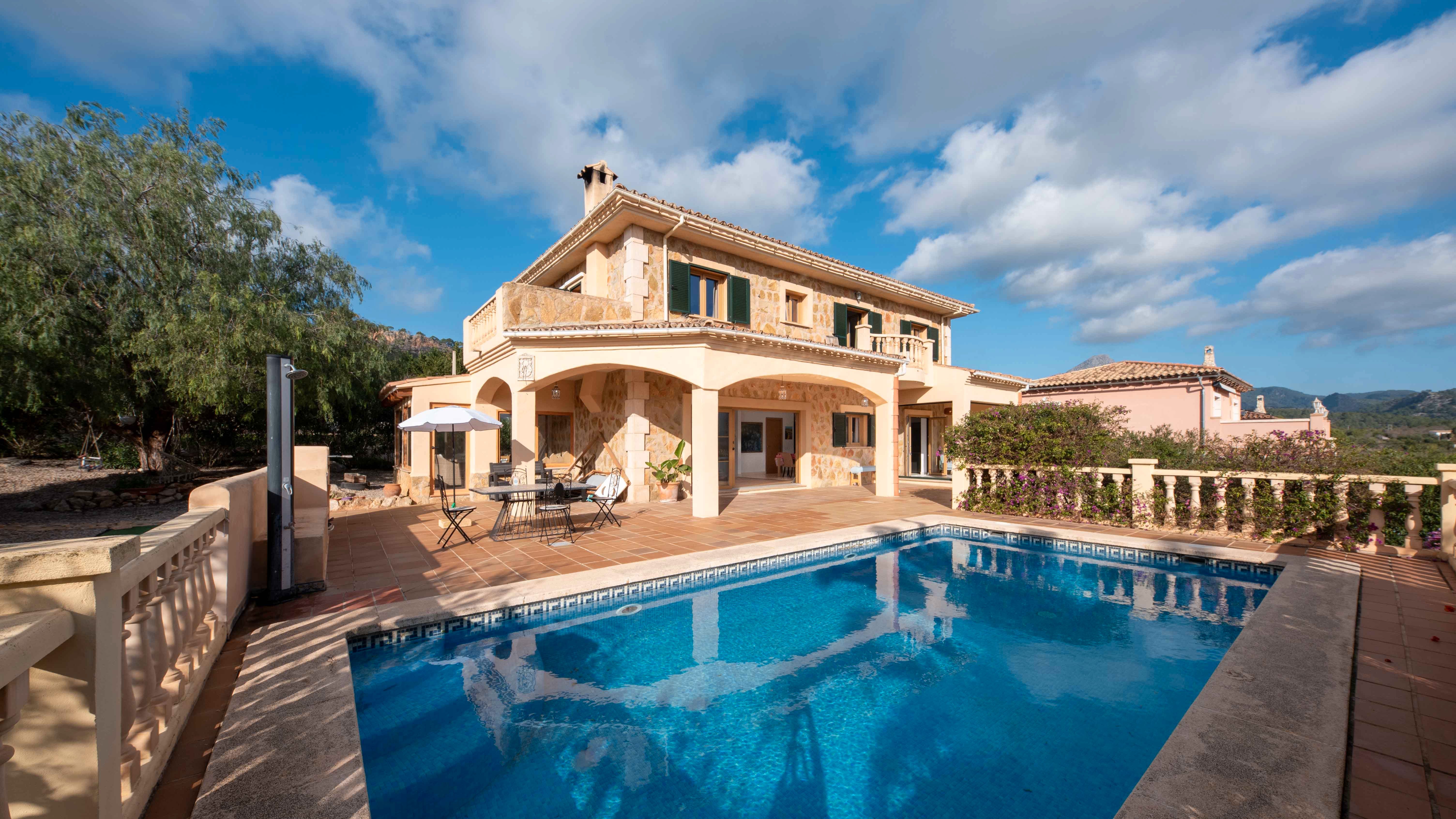 Vista exterior de Casa o xalet en venda en Calvià amb Aire condicionat i Piscina