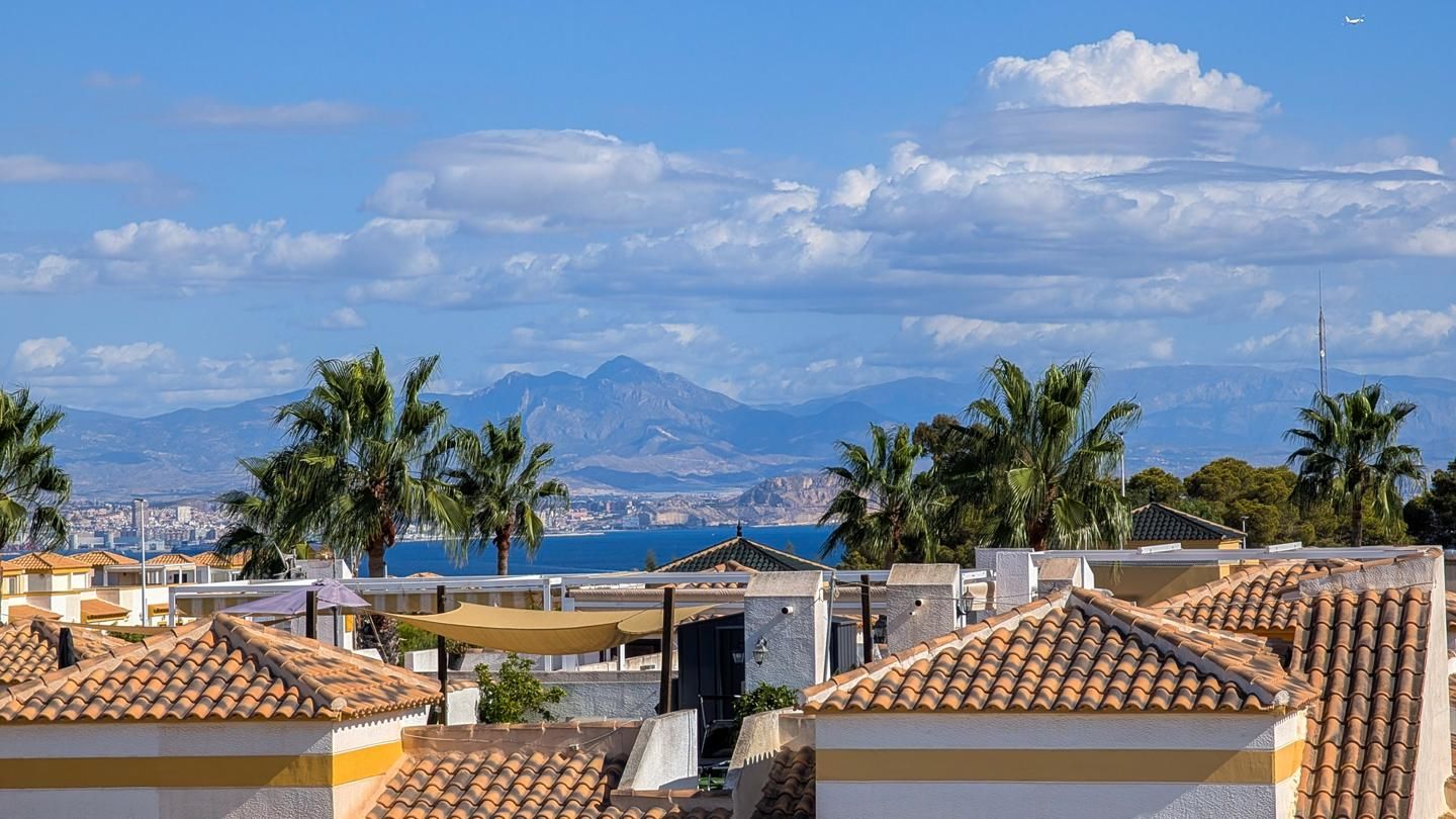 Vista exterior de Casa o xalet en venda en Santa Pola amb Aire condicionat, Terrassa i Piscina
