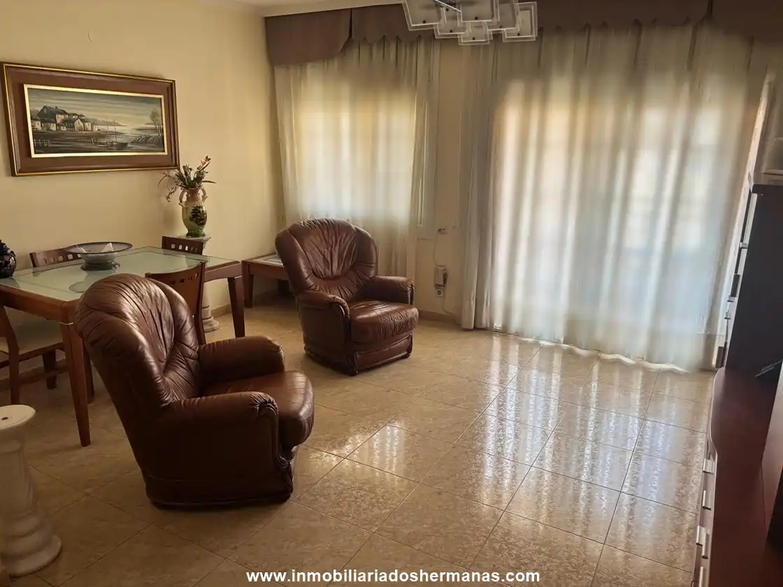 Sala d'estar de Pis en venda en L'Hospitalet de Llobregat amb Moblat i Balcó