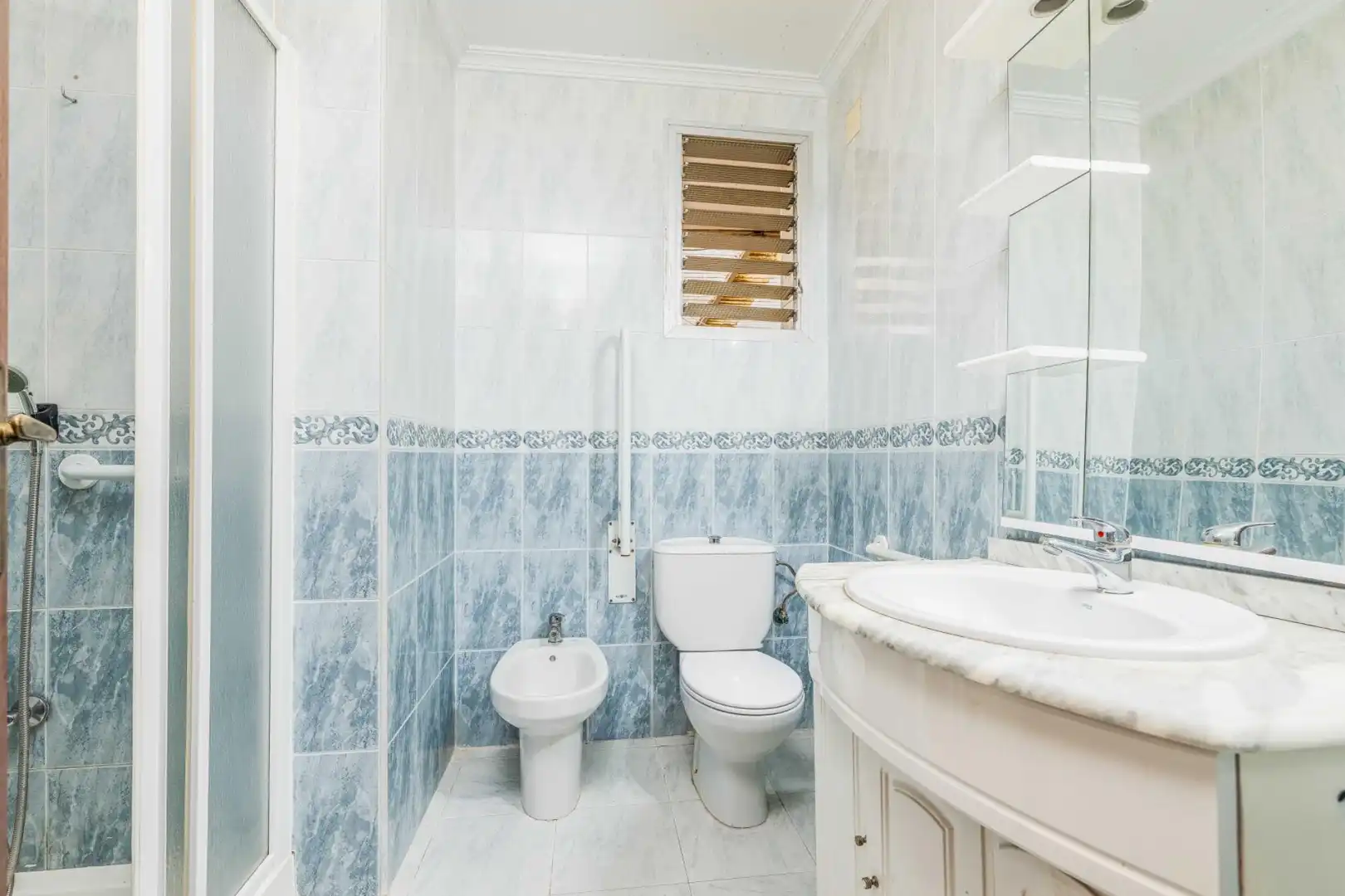 Bathroom of Flat for sale in Sevilla  with Air Conditioner