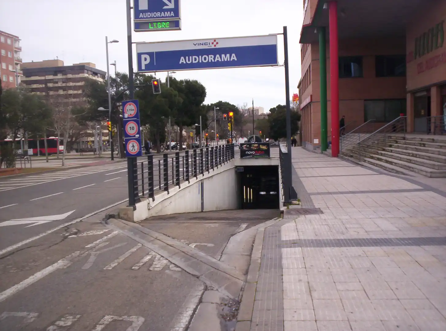 Individuel avec ascenseur à louer à Plaza del Emperador Carlos 108