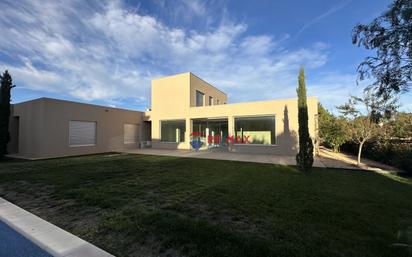 Vista exterior de Casa o xalet en venda en Peralada amb Terrassa, Piscina i Balcó