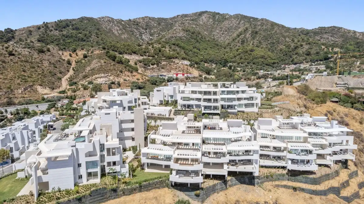 Vista exterior de Piso en venta en Marbella con Terraza y Piscina