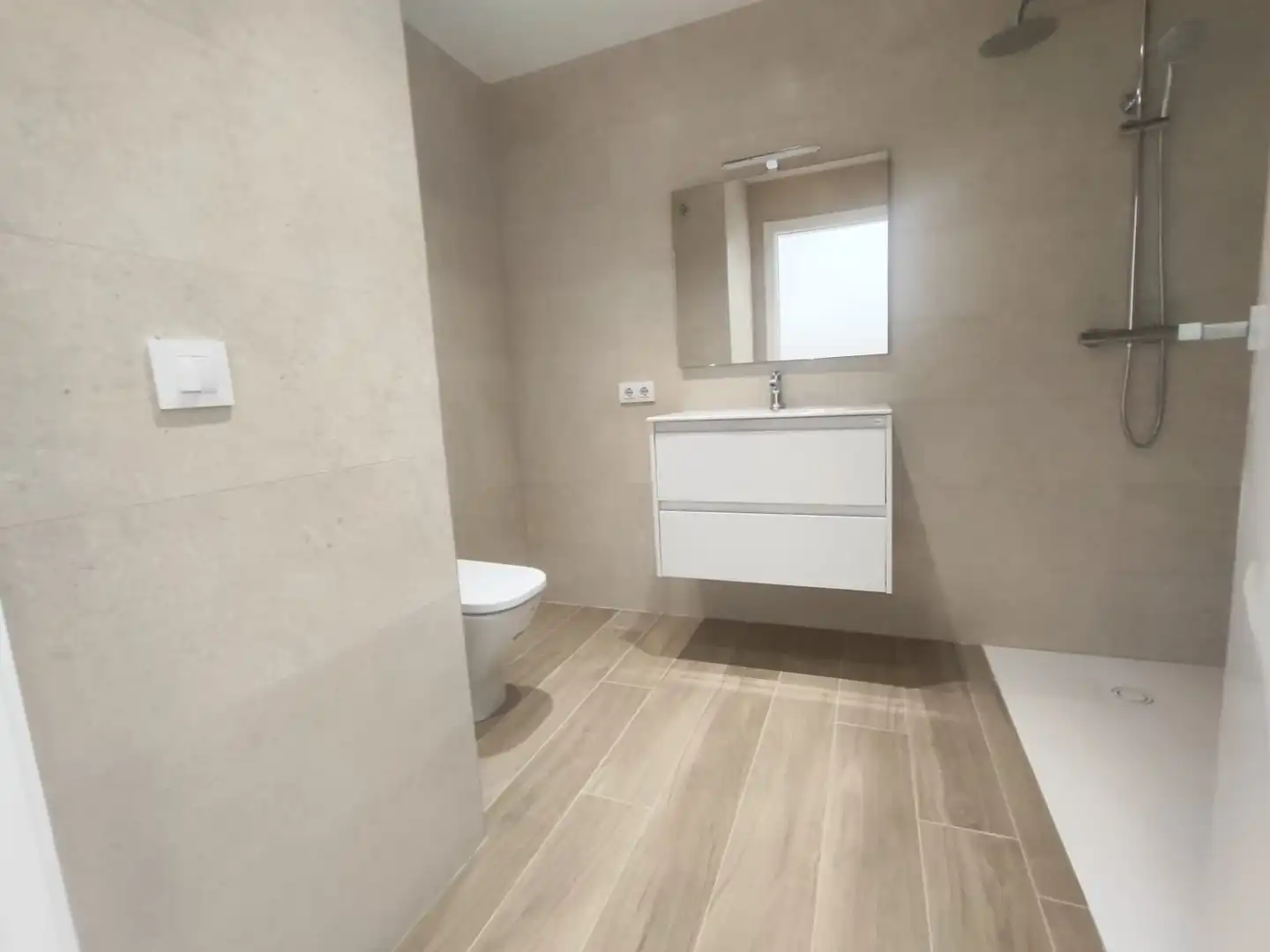 Bathroom of Flat for sale in Sarrià de Ter  with Air Conditioner, Heating and Oven