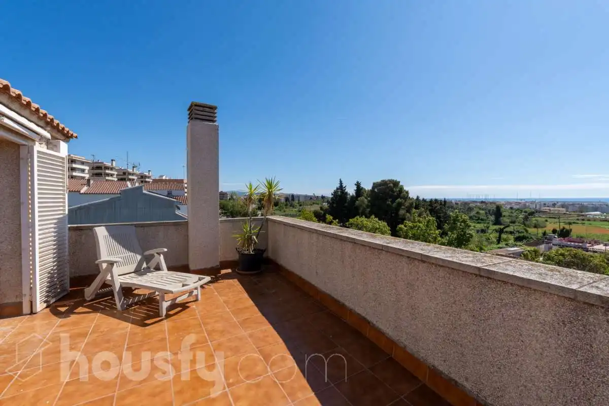 Exterior view of Houses for sale in Vilanova i la Geltrú  with Air Conditioner, Heating and Private garden