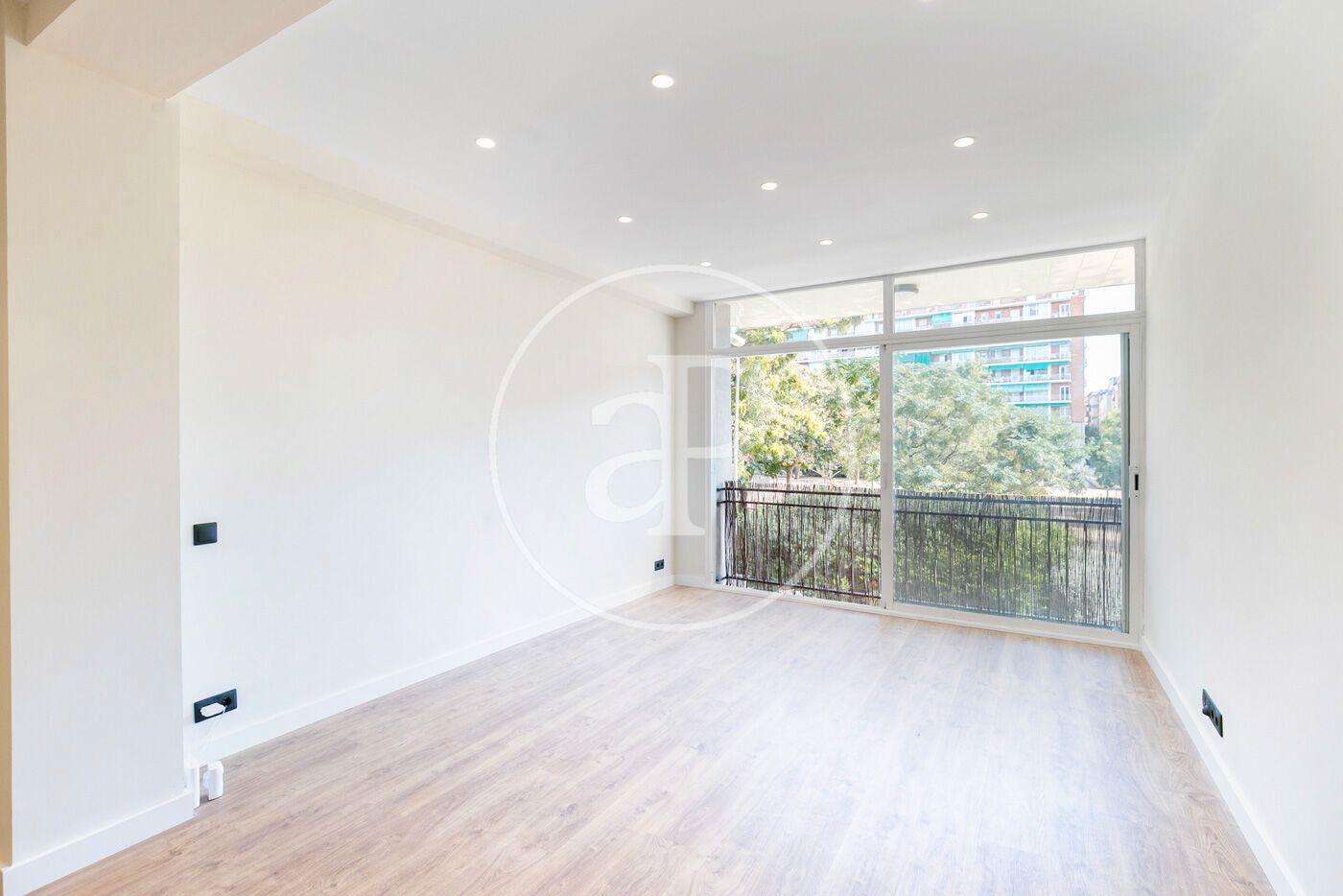Exterior view of Flat for sale in  Barcelona Capital  with Air Conditioner and Heating