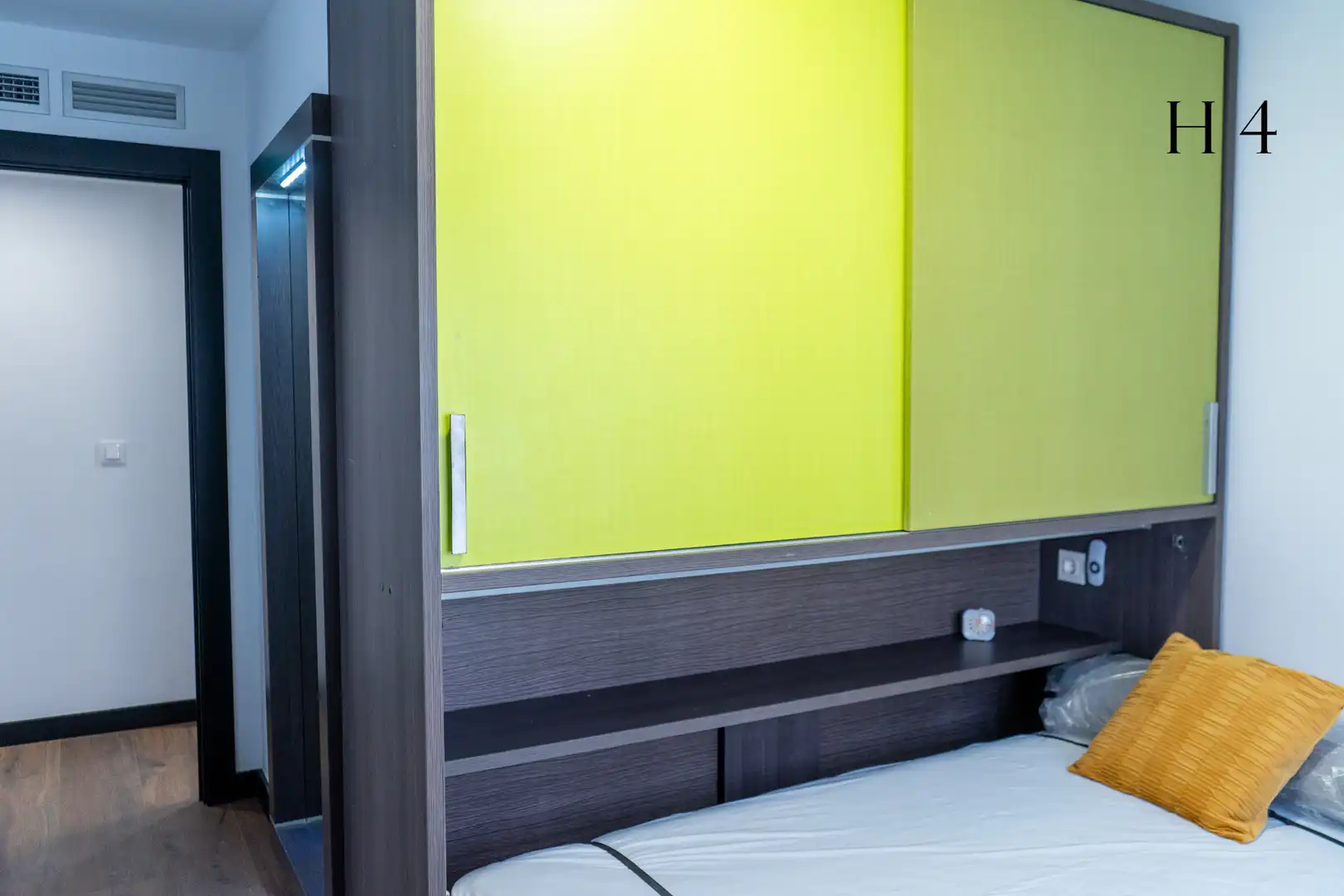 Bedroom of Flat for share in Zaragoza  with Air Conditioner, Heating and Private garden