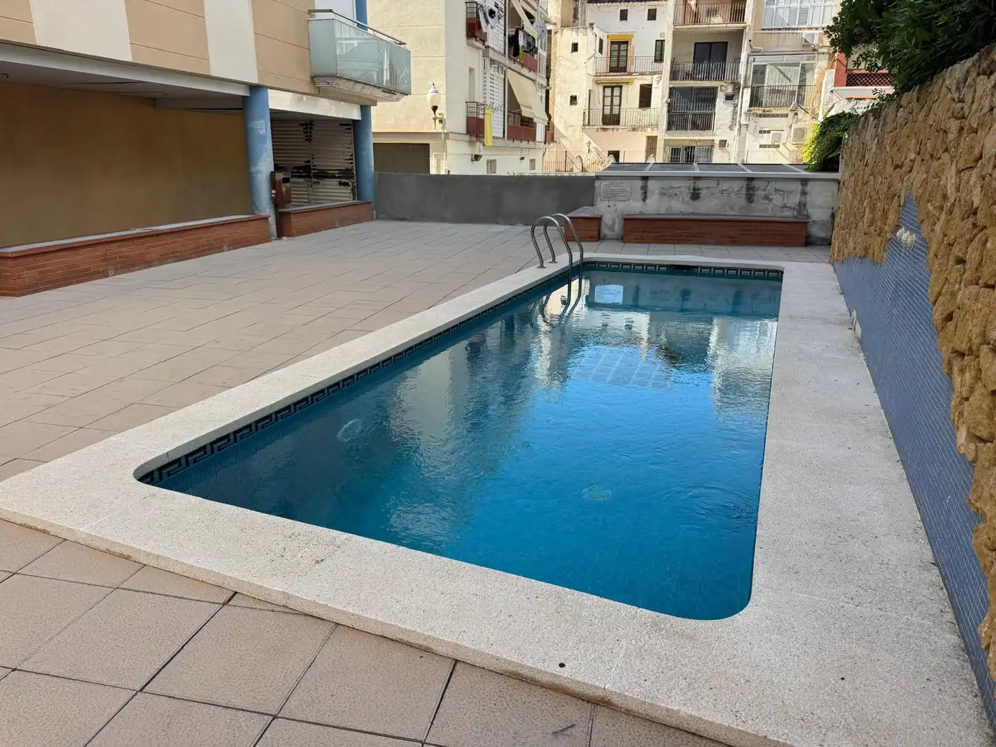 Piscina de Piso en venta en Torredembarra con Terraza, Alarma y Piscina comunitaria