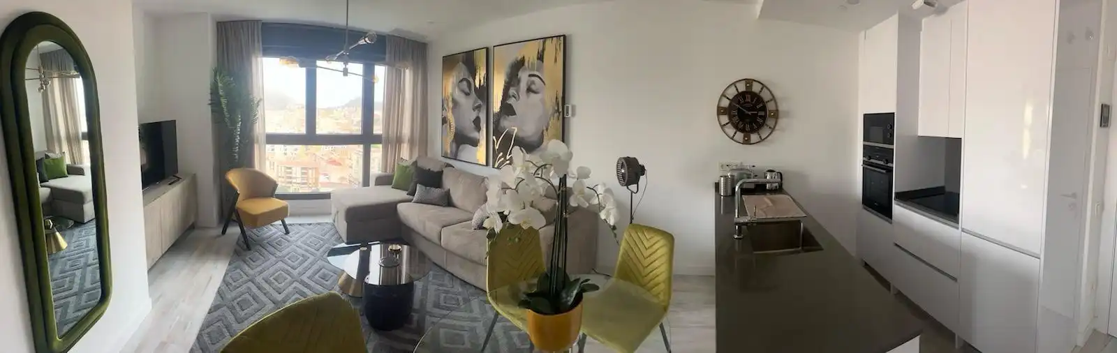 Sala de estar de Apartamento de alquiler en Málaga con Aire acondicionado, Amueblado y Piscina comunitaria