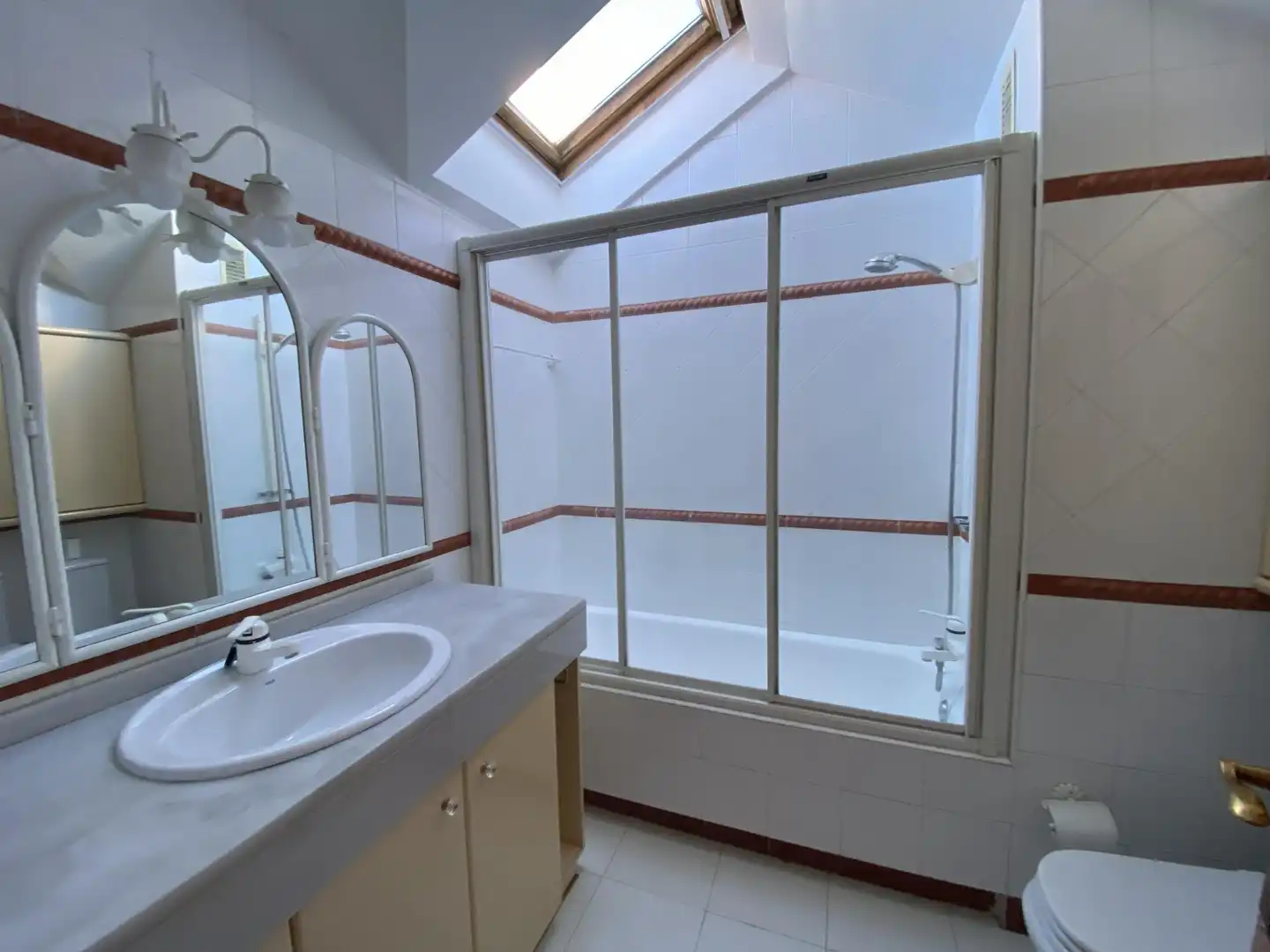 Badezimmer von Einfamilien-Reihenhaus zum Verkauf in Loiu mit Heizung, Privatgarten und Terrasse