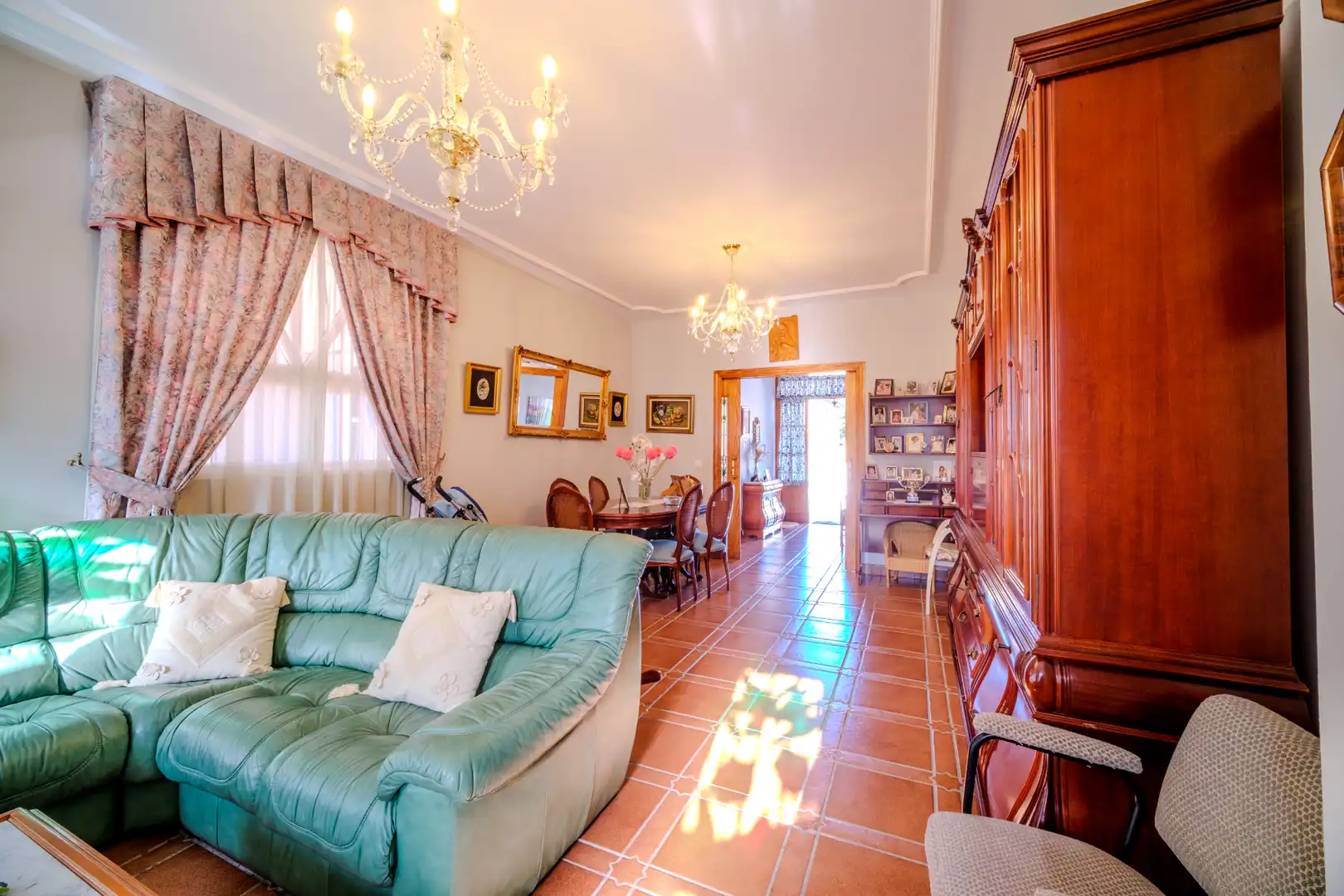 Sala d'estar de Casa o xalet en venda en Montequinto amb Jardí privat, Terrassa i Moblat